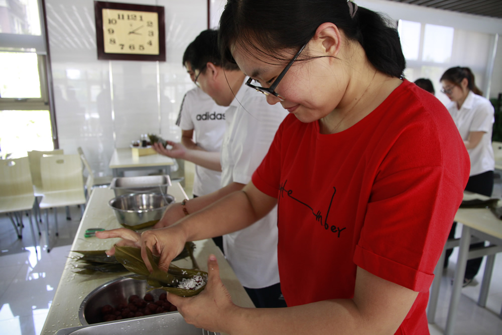 “玉粽飘香迎端午?水润万物一家亲”